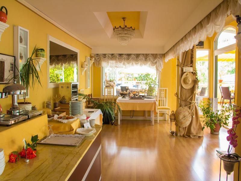 Universal Laguna Garden Apartahotel 3*